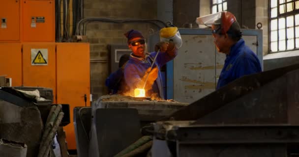 Arbeiter Entfernen Geschmolzenes Metall Aus Dem Ofen Der Werkstatt Heißer — Stockvideo
