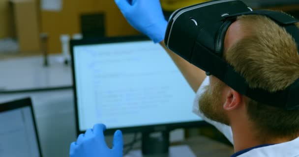 机器人工程师在办公桌上使用虚拟现实耳机 工程师在使用虚拟现实耳机4K 时进行手势 — 图库视频影像