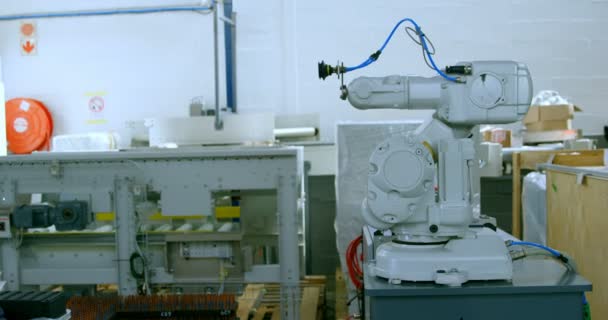 倉庫で現代のロボット マシン 上のロボット マシン — ストック動画