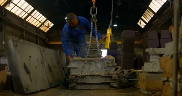 Werknemer Met Behulp Van Overhead Kraan Gieterij Atelier Metalen Mallen — Stockvideo