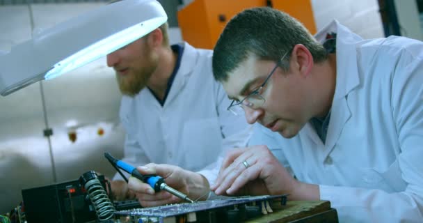 Engenheiro Robótico Montando Placa Circuito Mesa Placa Circuito Solda Engenheiro — Vídeo de Stock