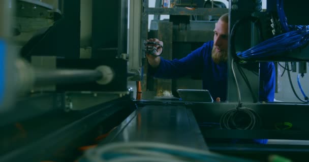 Ingeniero Robótico Comprobando Caja Control Almacén Ingeniero Sosteniendo Tableta Digital — Vídeo de stock