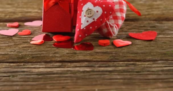 礼品盒和心形五彩纸屑在木制表面 情人节概念4K — 图库视频影像