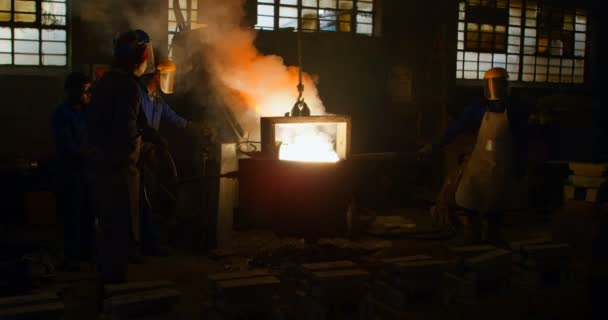 Grupo Trabalhadores Que Transportam Recipiente Metal Fundido Oficina Trabalhando Juntos — Vídeo de Stock