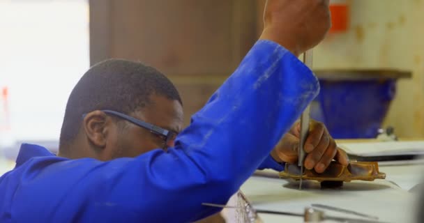 Travailleur Utilisant Étrier Table Dans Atelier Fonderie Travailleur Mesurant Coulée — Video