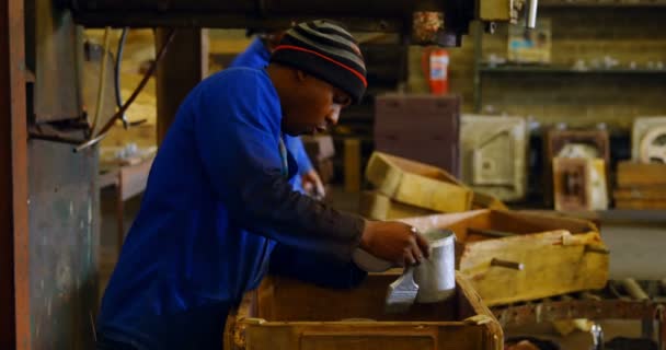 Travailleur Masculin Peinture Coulée Métal Dans Atelier Travailleur Marchant Arrière — Video