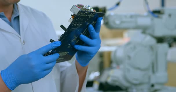 Средняя Секция Роботизированного Инженера Осматривает Плату Инженер Робот Печатной Платой — стоковое видео