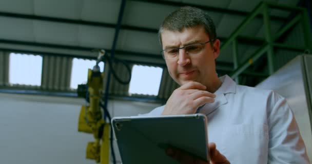 Roboteringenieur Mit Digitalem Tablet Lager Nachdenklicher Ingenieur Mit Digitalem Tablet — Stockvideo