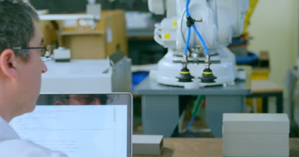 Робототехнік Вивчає Роботизовану Машину Складі Інженер Використовує Ноутбук Столом — стокове відео