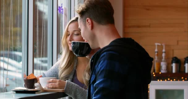 Jovem Casal Romântico Interagindo Uns Com Outros Café Casal Tomando — Vídeo de Stock