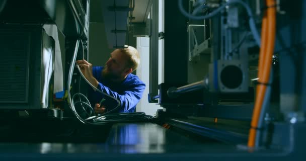 Инженер Робот Ремонтирует Пульт Управления Складе Инженер Соединительный Провод Коробке — стоковое видео