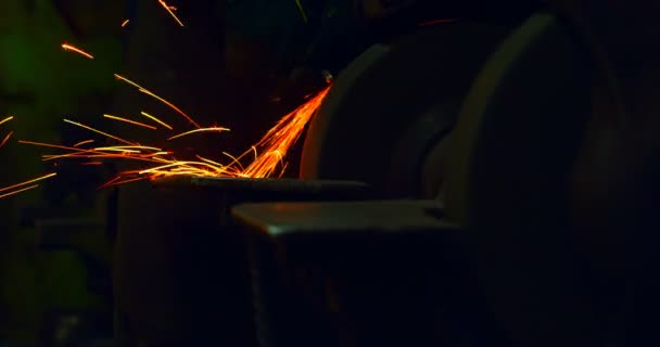 Arbetaren Använda Slipmaskinen Verkstad Arbetaren Skärpning Metall — Stockvideo