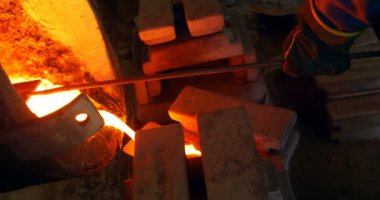 Erkek işçi kalıp Atölyesi'nde erimiş metal döküm. Erimiş metal kapta 4k