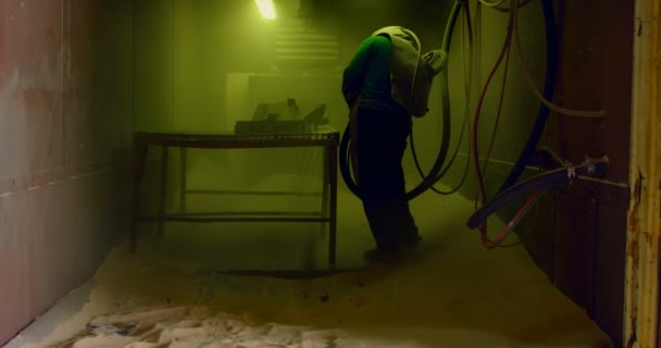 Pracovník Pracuje Slévárenské Dílně Pracovní Použití Vzduchový Kompresor — Stock video