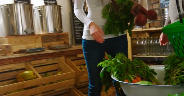 Jong Koppel Winkelen Supermarkt Vrouw Groenten Aanbrengend Mand — Stockvideo