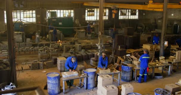 Trabajadores Trabajando Juntos Taller Moldes Calentados Dispuestos Taller — Vídeo de stock