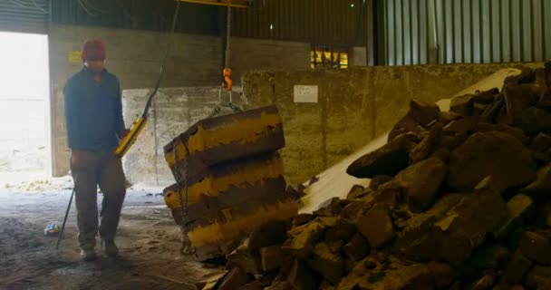 Travailleur Travaillant Dans Atelier Fonderie Moule Dans Grue — Video