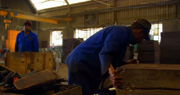 Trabalhador Masculino Organizando Moldes Oficina Moldes Equipamentos Oficina — Vídeo de Stock