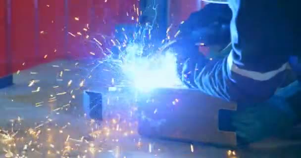 Robotic Ingenjör Svetsning Metal Robotic Lager Ingenjör Med Svetsbrännare — Stockvideo