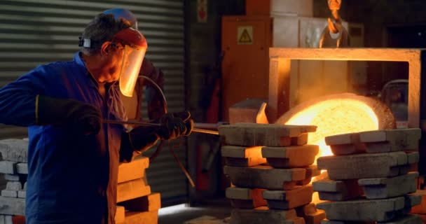 Trabajador Masculino Mezclando Metal Moldeado Contenedor Taller Metal Moldeado Caliente — Vídeo de stock