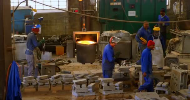 Trabajadores Que Trabajan Taller Fundición Grúa Aérea Que Transporta Contenedor — Vídeos de Stock