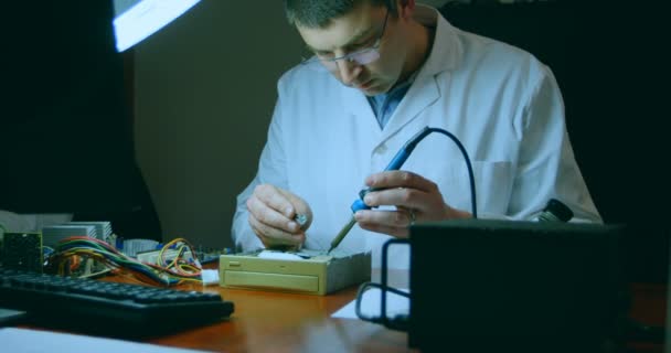 Ingénieur Robotique Assemblant Carte Circuit Imprimé Bureau Ingénieur Carte Circuit — Video