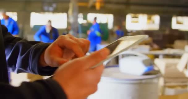 Mitten Delen Arbetare Som Använder Digitala Tablett Gjuteri Verkstad Arbetare — Stockvideo