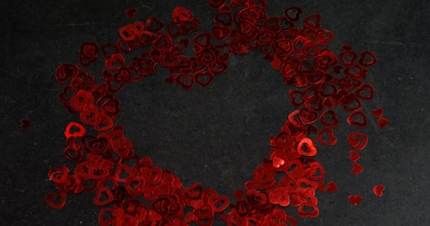 Καρδιά Σχήμα Κομφετί Μαύρη Επιφάνεια Σχηματισμός Καρδιών Ημέρα Του Αγίου — Αρχείο Βίντεο