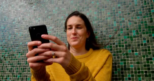 Mooie Vrouw Met Behulp Van Mobiele Telefoon Lachende Gelukkige Vrouw — Stockvideo