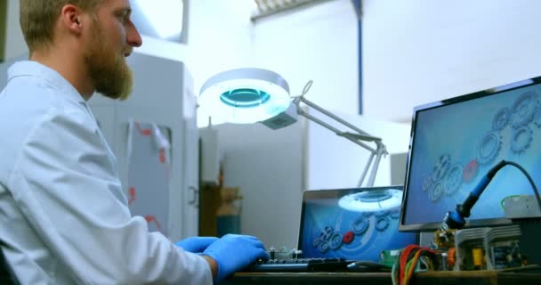 Αρσενικό Μηχανικός Ρομποτικής Χρησιμοποιώντας Ψηφιακό Tablet Στο Γραφείο Υπολογιστή Στο — Αρχείο Βίντεο