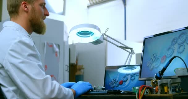 Roboteringenieur Mit Digitalem Tablet Schreibtisch Computer Schreibtisch Büro — Stockvideo