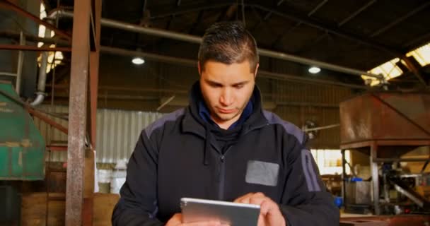 Trabajador Usando Tableta Digital Taller Fundición Trabajador Caminando Mientras Usa — Vídeos de Stock