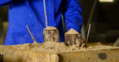 Alt toprak ahşap kalıp atölyesinde koyarak. Çekiç ve metal çubuk 4 k kullanarak alt