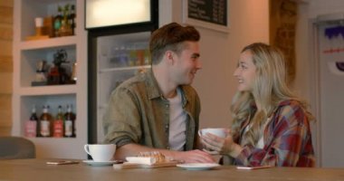 Genç çift kafede birbirleri ile etkileşim. 4 k kafede kahve çift