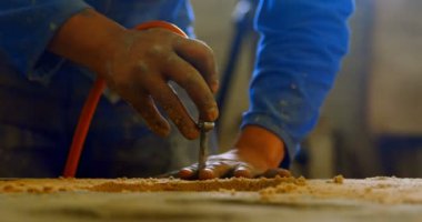 Kalıp döküm atölyesinde yapma alt orta kısmında. Makine 4 k kullanarak alt