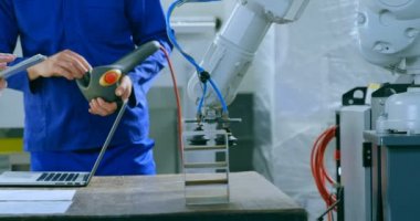Robot mühendisleri depoda robot makine test. Meslektaşım dijital tablet 4 k kullanma