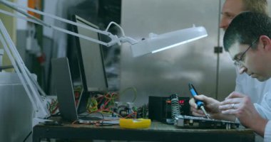 Robot mühendisi masasında devre kartı montaj. Lehimleme devre kartı 4 k mühendisi