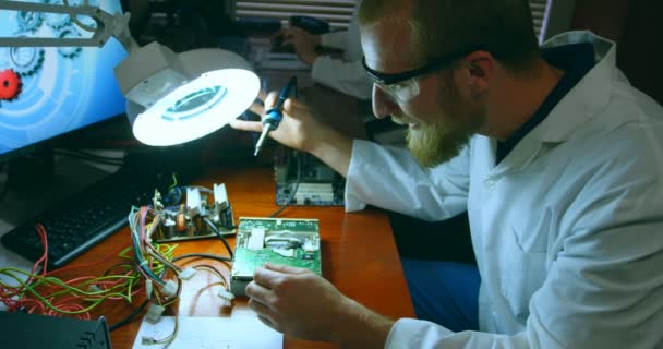 Ingeniero Robótico Masculino Montando Placa Circuito Escritorio Compañero Trabajo Trabajando — Vídeo de stock