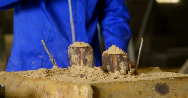 Εργαζόμενος Βάζοντας Χώμα Καλούπι Ξύλινο Εργαστήριο Εργαζόμενο Χρησιμοποιώντας Σφυρί Και — Αρχείο Βίντεο