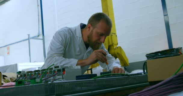 Ingeniero Robótico Reparando Placa Circuito Mesa Ingeniero Usando Destornillador — Vídeo de stock