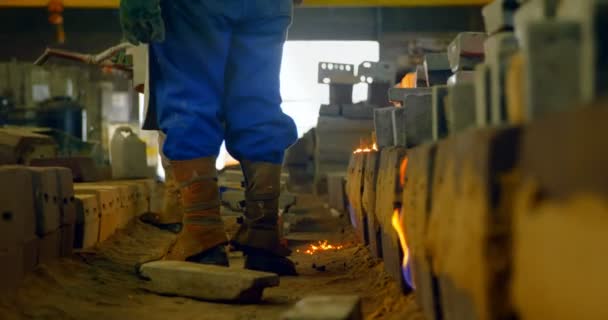 鋳物ワーク ショップで働く労働者 ホットの近くに立って労働者金型 — ストック動画