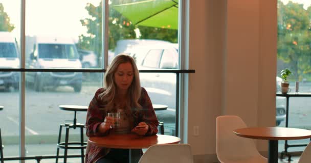 Joven Dando Rosas Una Mujer Cafetería Mujer Usando Teléfono Móvil — Vídeo de stock