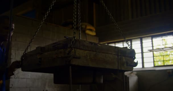 Overhead Crane Machine Carrying Mold Workshop Male Worker Holding Overhead — Stockvideo