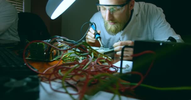 Ingeniero Robótico Montando Placa Circuito Escritorio Placa Circuito Soldadura Ingeniero — Vídeos de Stock