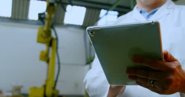 Vue Faible Angle Ingénieur Robotique Aide Une Tablette Numérique Ingénieur — Video