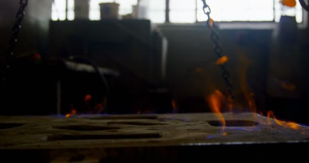 Γκρο Πλαν Του Καλουπιού Θέρμανσης Στο Χυτήριο Εργαστήριο Φλόγα Στο — Αρχείο Βίντεο