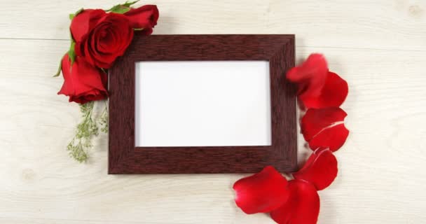 Petalo Rosa Rosso Che Cade Sulla Cornice Della Foto Cornice — Video Stock