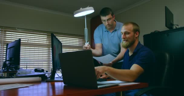 Мужчина Робот Инженеры Обсуждают Ноутбуком Столом Ноутбук Столе Офисе — стоковое видео
