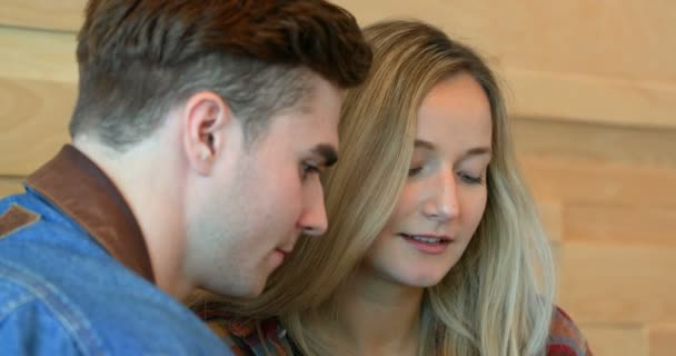 Gros Plan Jeune Couple Utilisant Téléphone Portable Dans Café Sourire — Video