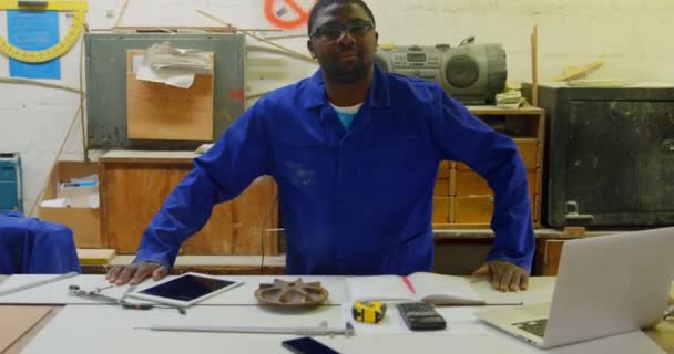 Portrait Travailleur Posant Dans Atelier Fonderie Gadgets Électroniques Sur Table — Video